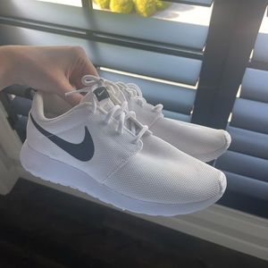 Women’s Nikes 7.5